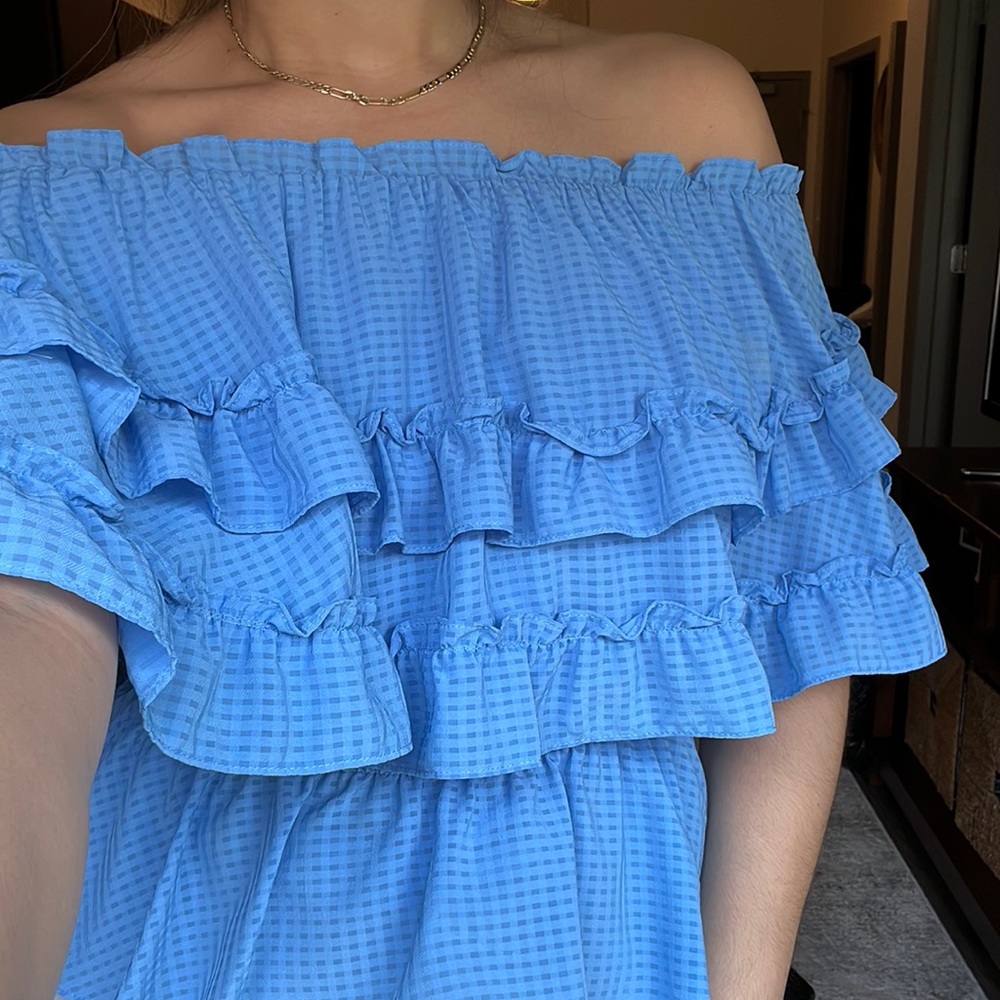 ✨Fun and flirty✨ off the shoulder top. Worn ONCE.